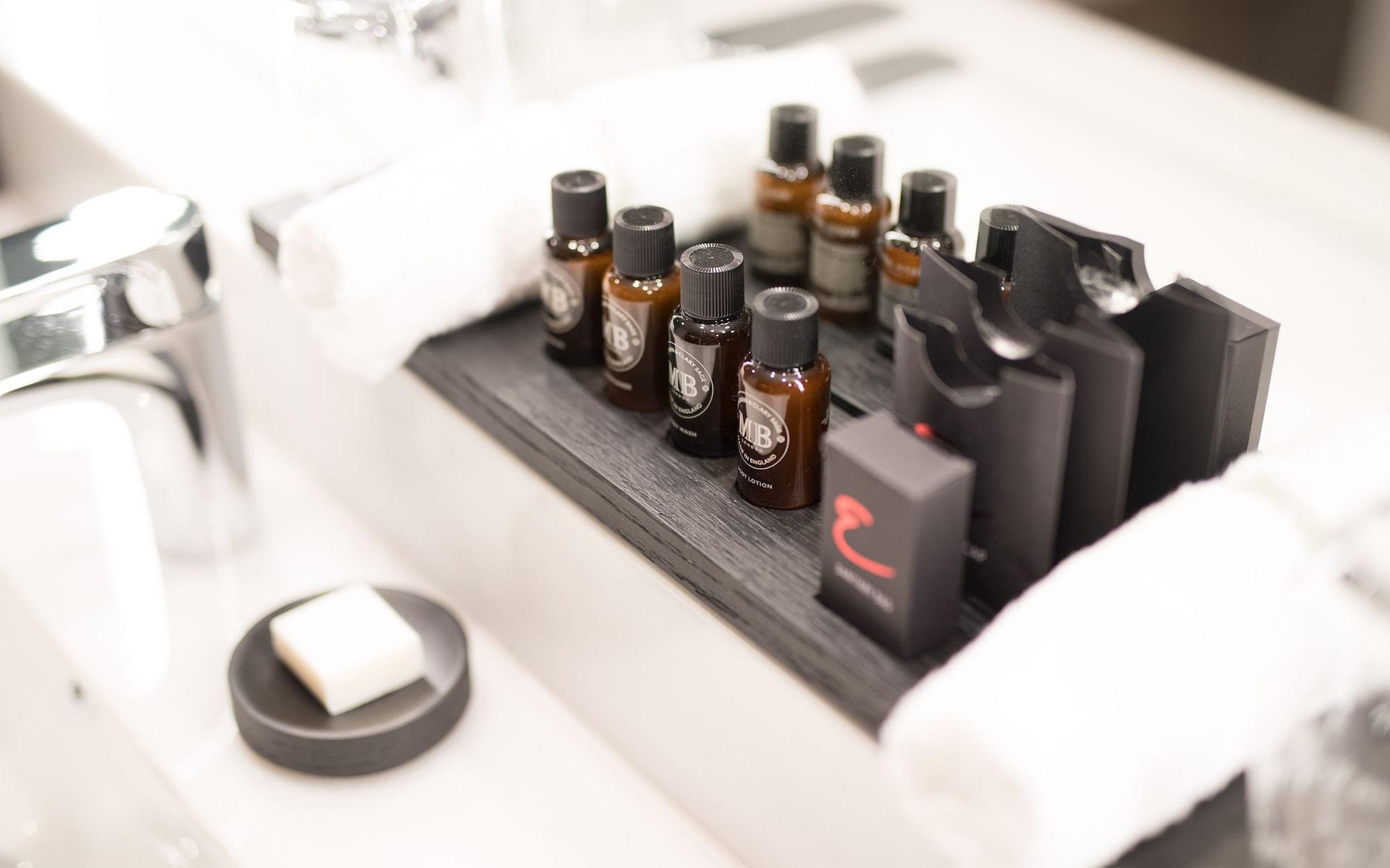 Emporium Hotel South Bank Brisbane Exteriér fotografie A selection of toiletries in a hotel bathroom