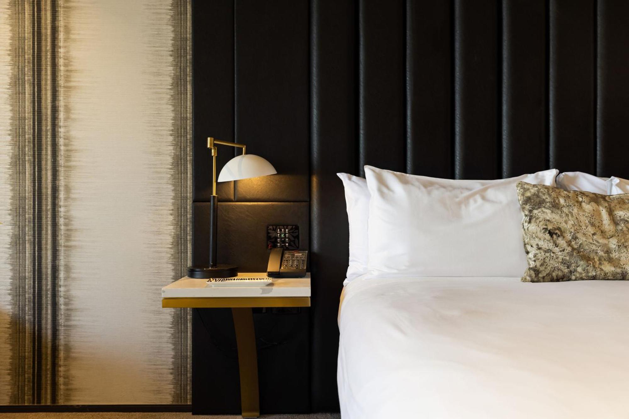 Emporium Hotel South Bank Brisbane Exteriér fotografie A bedroom at The Standard East Village