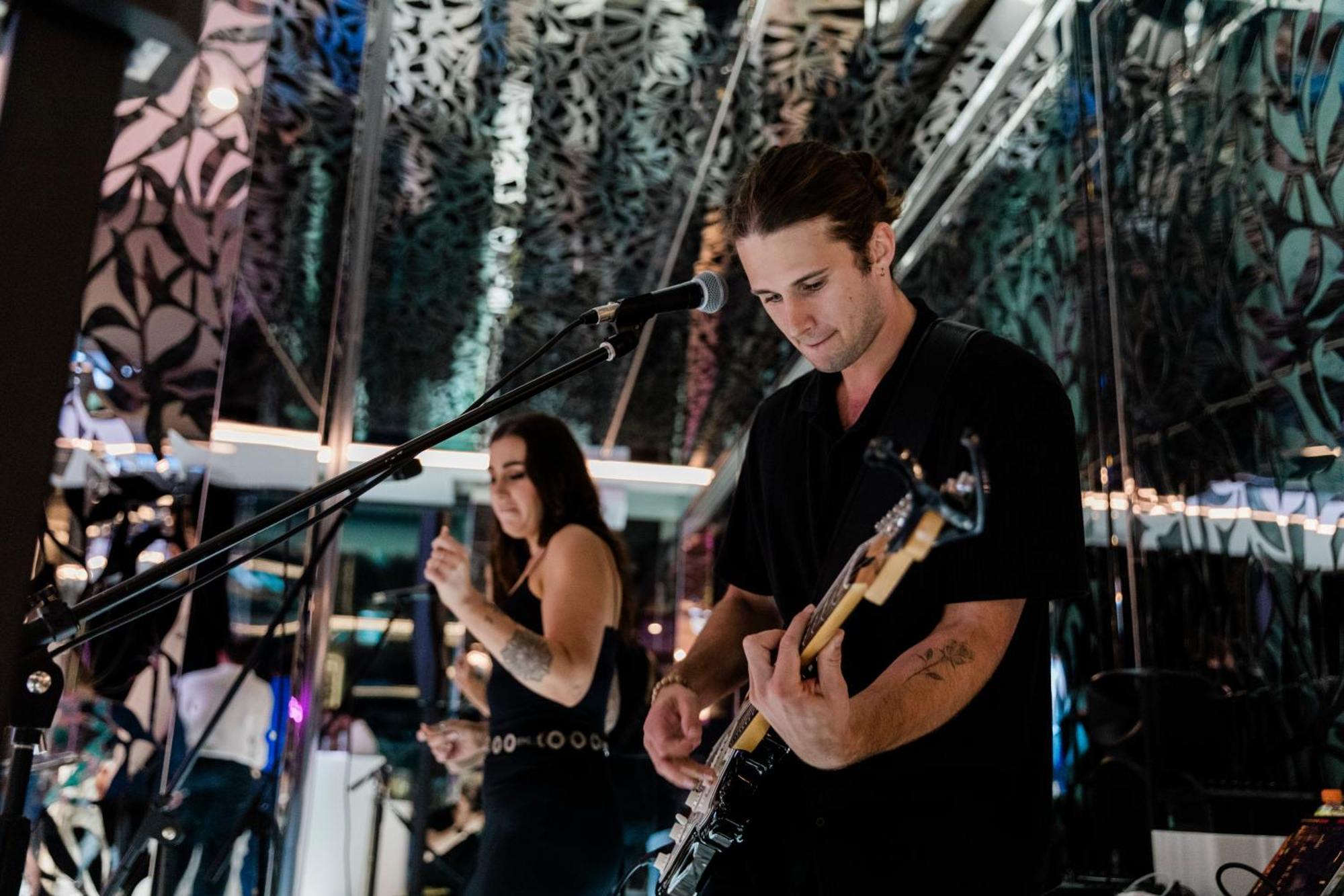 Emporium Hotel South Bank Brisbane Exteriér fotografie The band performing in 2019