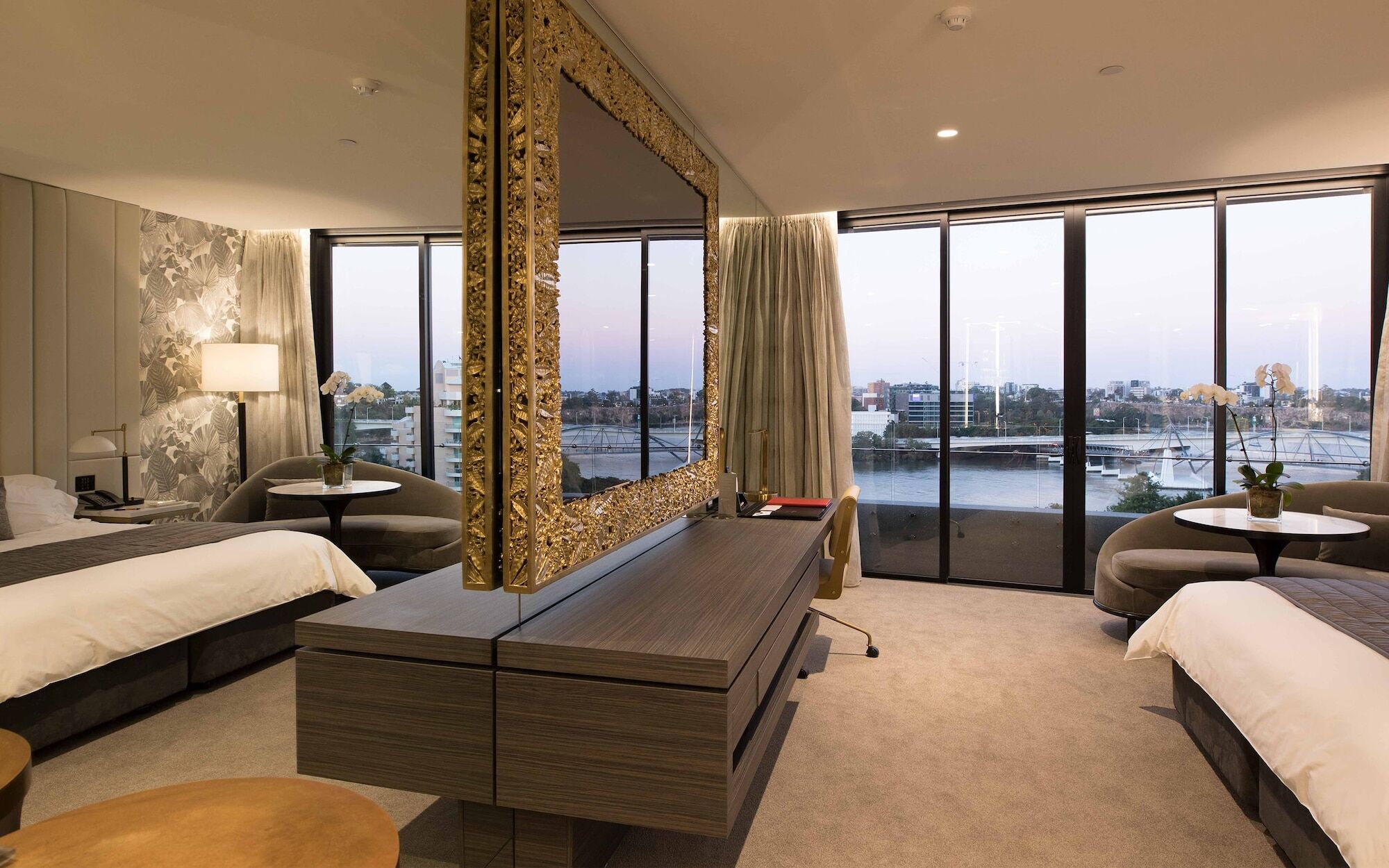 Emporium Hotel South Bank Brisbane Exteriér fotografie A bedroom at the Crown Towers